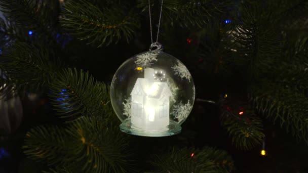 ガラス玉のクリスマスツリーの装飾雪輝く妖精の家 — ストック動画