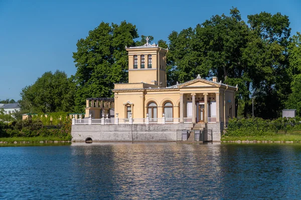Vista de verão do Pavilhão Tsaritsyn em Olgin Pond em Petrodvorets. — Fotografia de Stock