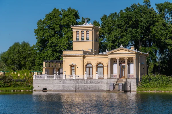 Vue estivale du pavillon Tsaritsyn sur l'étang Olgin à Petrodvorets. — Photo