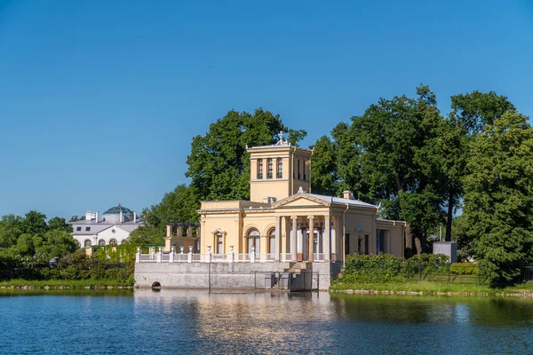 Vista de verão do Pavilhão Tsaritsyn em Olgin Pond em Petrodvorets. — Fotografia de Stock