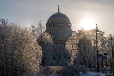 Soğuk bir şubat gününde Aziz Niklas Deniz Katedrali.