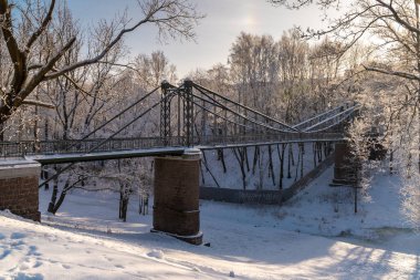 - Rusya. Kronstadt 'taki Petrovsky rıhtımının üzerinde asılı Makarovsky Köprüsü' nün kış manzarası.