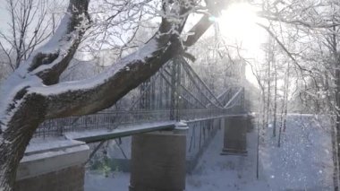 - Rusya. Kronstadt 'taki Petrovsky rıhtımının üzerinde asılı Makarovsky Köprüsü' nün kış manzarası.