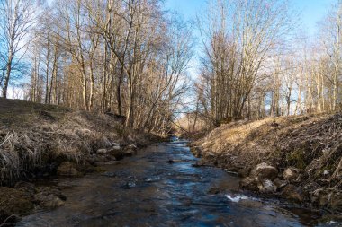 - Rusya. 5 Nisan 2020. Petrodvorets çeşmelerine su sağlayan Kanal Yıldızları..