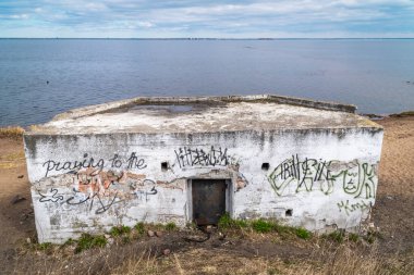 - Rusya. 21 Nisan 2020. İkinci Dünya Savaşı 'ndan beri Finlandiya Körfezi kıyısında, Kronstadt şehrinde korunan uzun vadeli savunma noktası..
