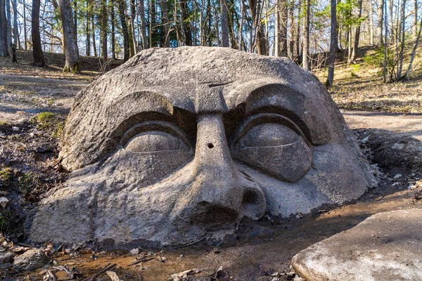 Ryssland. 18 april 2021. Skulptur av riddarna huvudet i Sergievka Park. — Stockfoto
