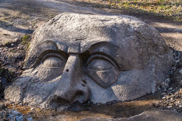 A Rússia. 18 de abril de 2021. Escultura da cabeça de cavaleiros em Sergievka Park. Fotografias De Stock Royalty-Free