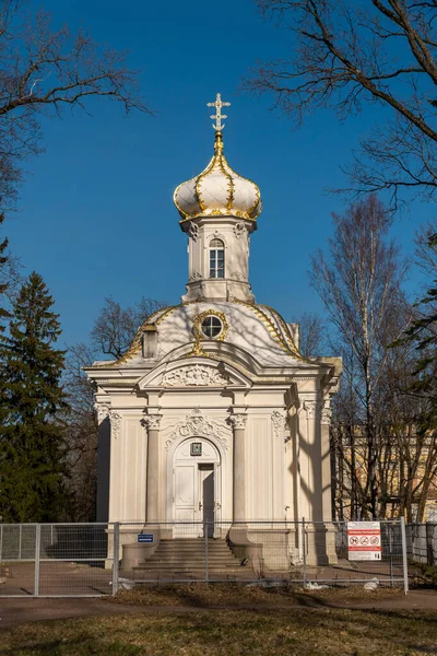 ロシアロシア 2021年4月17日 暖かい晴れた春の日に旧ピーターホーフの聖三位一体教会 — ストック写真