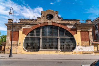 - Rusya. 3 Temmuz 2020. Kronstadt şehrindeki eski Baltık Filo Makineleri Okulu 'nun terk edilmiş bir binası..