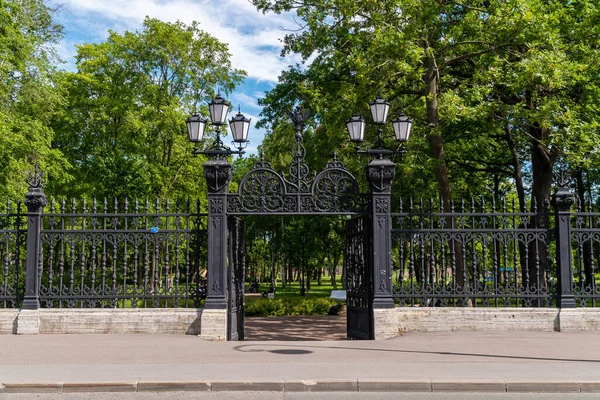 Rússia Julho 2020 Ralar Restaurado Portão Jardim Verão Histórico Kronstadt — Fotografia de Stock