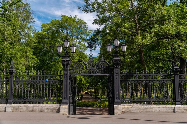 Russland Juli 2020 Restauriertes Gitter Und Tor Des Historischen Sommergartens — Stockfoto