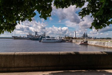 - Rusya. 3 Temmuz 2020. Kronstadt şehrinin orta limanında savaş gemileri.