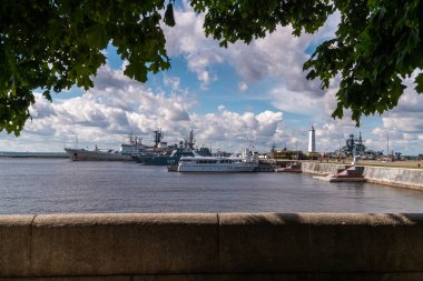 - Rusya. 3 Temmuz 2020. Kronstadt şehrinin orta limanında savaş gemileri.