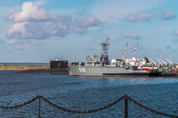 Rusia. 3 de julio de 2020. Barcos de guerra y submarinos en el puerto mercante de la ciudad de Kronstadt. — Foto de Stock