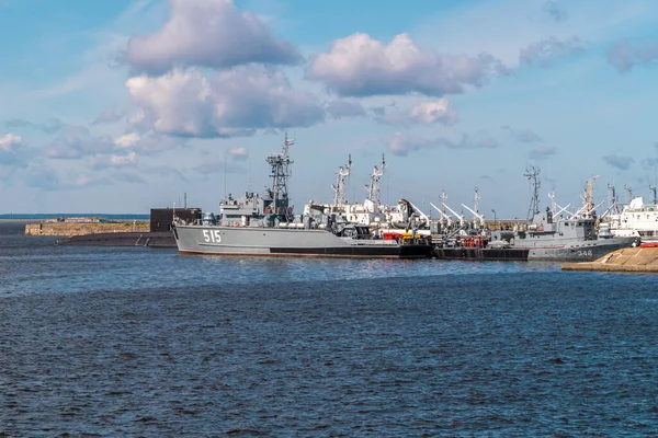 Rusia. 3 de julio de 2020. Barcos de guerra y submarinos en el puerto mercante de la ciudad de Kronstadt. —  Fotos de Stock