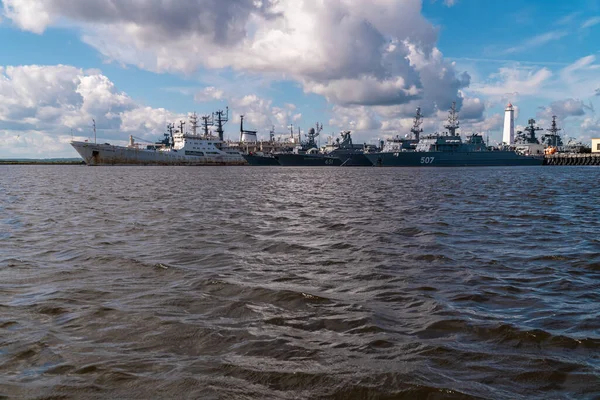 Rusia. 3 de julio de 2020. Barcos de guerra en el puerto medio de la ciudad de Kronstadt. — Foto de Stock