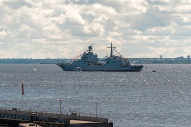 - Rusya. 26 Temmuz 2020. Donanma Günü kutlamaları sırasında Kronstadt açıklarında büyük bir çıkarma gemisi olan Peter Morgunov..