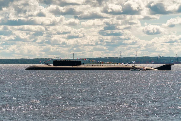 Rusia. 26 de julio de 2020. Crucero de misiles submarinos nucleares Águila frente a la costa de Kronstadt. — Foto de Stock