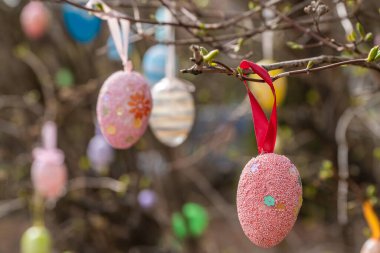 - Rusya. 1 Mayıs 2021. Kronstadt 'taki Ortodoks kilisesinin yakınındaki ağaçlarda paskalya süsleri ve tabelaları.