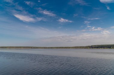 - Rusya. 15 Mayıs 2021. Leningrad bölgesindeki Sukhodolsky Gölü 'nün ılık güneşli havasında sabah manzarası.