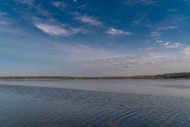 - Rusya. 15 Mayıs 2021. Leningrad bölgesindeki Sukhodolsky Gölü 'nün ılık güneşli havasında sabah manzarası.