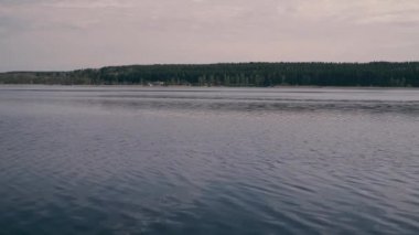 - Rusya. 15 Mayıs 2021. Leningrad bölgesindeki Sukhodolsky Gölü 'nün ılık güneşli havasında sabah manzarası.