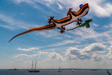 - Rusya. 6 Haziran 2021. Kronstadt Yelkenli Festivali sırasında Konstantin Kalesi 'nde uçan figürler.