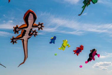 - Rusya. 6 Haziran 2021. Kronstadt Yelkenli Festivali sırasında Konstantin Kalesi 'nde uçan figürler.