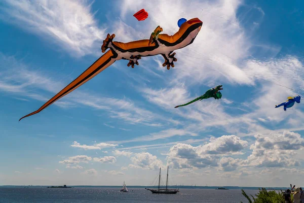 - Rusya. 6 Haziran 2021. Kronstadt Yelkenli Festivali sırasında Konstantin Kalesi 'nde uçan figürler.