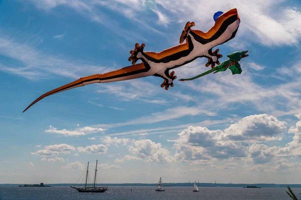 - Rusya. 6 Haziran 2021. Kronstadt Yelkenli Festivali sırasında Konstantin Kalesi 'nde uçan figürler.
