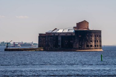 Rusya 6 Haziran 2021. Alexander Kalesi, Kronstadt 'ın güney kıyısı boyunca uzanan çimenli yolda yer alan 13. yüzyılın bir tarihi ve mimari anıtı..