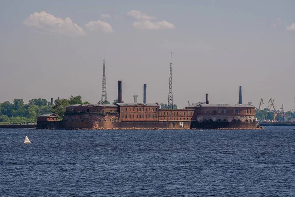 Rusia 6 de junio de 2021. Fort Peter 1-un monumento de la historia y la arquitectura del siglo XVIII en Kronstadt. —  Fotos de Stock
