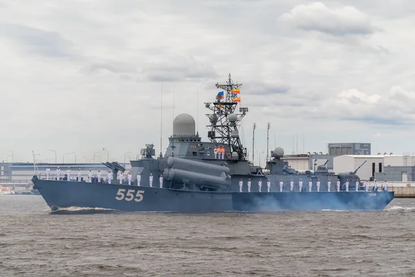 A 1234.1-es projekt Geyser nevű kis űrhajója Kronstadt mellett halad el 2021. július 25-én a haditengerészeti parádén.. — Stock Fotó