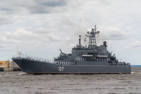 La grande nave da sbarco Minsk del progetto 775 passa vicino a Kronstadt durante la parata navale il 25 luglio 2021. — Foto Stock