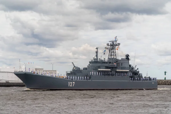 Duży desantowiec Mińsk projektu 775 przechodzi koło Kronstadt podczas parady morskiej 25 lipca 2021 r.. — Zdjęcie stockowe