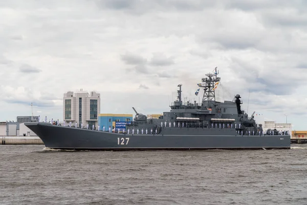 Het grote landingsschip Minsk van project 775 passeert Kronstadt tijdens de marineparade op 25 juli 2021. — Stockfoto