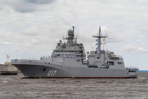 O mais novo grande navio de desembarque Pyotr Morgunov do projeto 11711 passa perto de Kronstadt durante o desfile naval em 25 de julho de 2021. — Fotografia de Stock