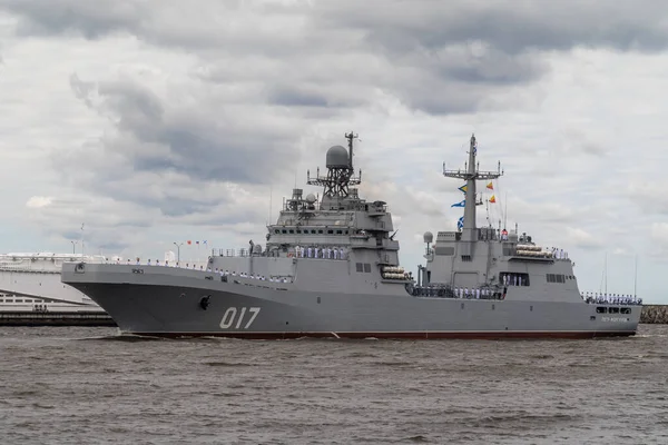 Het nieuwste grote landingsschip Pyotr Morgunov van project 11711 passeert Kronstadt tijdens de marineparade op 25 juli 2021. — Stockfoto