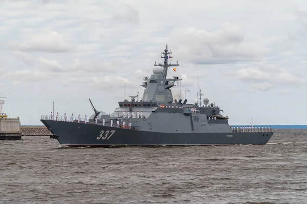 O mais novo corveta militar do projeto Rattling 20385 passa perto de Kronstadt durante o desfile naval em 25 de julho de 2021. — Fotografia de Stock