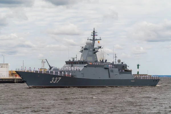 Najnowsza korweta wojskowa projektu Rattling 20385 przechodzi koło Kronstadt podczas parady morskiej 25 lipca 2021 r.. — Zdjęcie stockowe