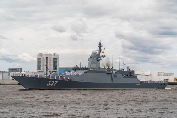 A 20385-ös csörgőkígyó projekt legújabb katonai corvette-je Kronstadtnál halad el a haditengerészeti felvonulás alatt 2021. július 25-én.. — Stock Fotó