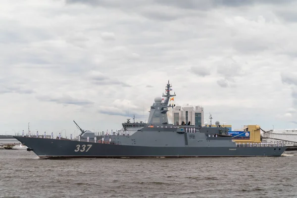 Nejnovější vojenská korveta projektu Chřestýš 20385 projíždí během námořní přehlídky 25. července 2021 poblíž Kronstadtu. — Stock fotografie