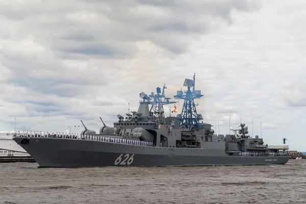 The large anti-submarine ship Vice Admiral Kulakov of Project 1155 passes near Kronstadt during the naval parade on July 25, 2021. — стокове фото