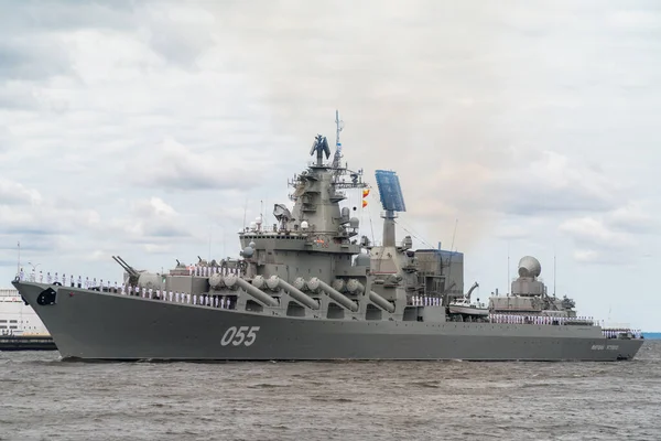 De grote raketkruiser Marshal Ustinov van Project 1164 passeert Kronstadt tijdens de marineparade op 25 juli 2021.. — Stockfoto