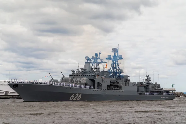 Das große Anti-U-Boot-Schiff Vizeadmiral Kulakow des Projekts 1155 passiert bei der Marineparade am 25. Juli 2021 die Nähe von Kronstadt. lizenzfreie Stockfotos