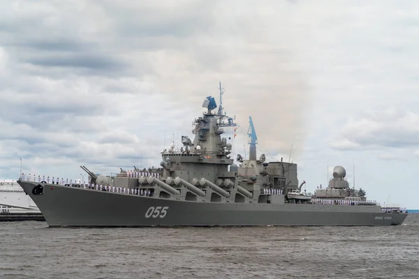 O grande cruzador de mísseis Marechal Ustinov do Projeto 1164 passa perto de Kronstadt durante o desfile naval em 25 de julho de 2021. Imagem De Stock