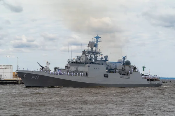 Rusland Kronstadt Het Indiase Marine Fregat Tabar Passeert Kronstadt Tijdens — Stockfoto