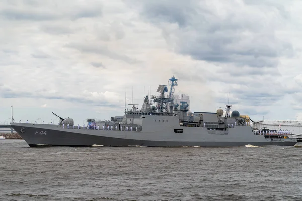 Rusko Kronstadt Fregata Indického Námořnictva Tabar Míjí Kronstadt Během Námořní — Stock fotografie