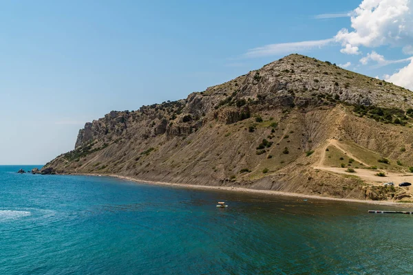 Republiken Krim. 11 juli 2021. Mount Alchak nära staden Sudak. — Stockfoto