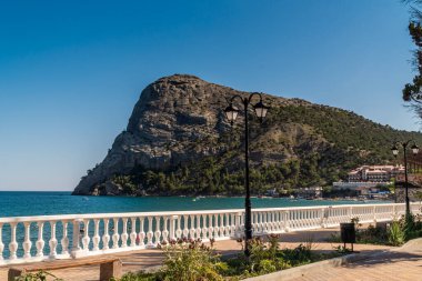 Kırım Cumhuriyeti 'ne. 15 Temmuz 2021. Novy Svet köyündeki Koba-Kaya dağı ve set manzarası.